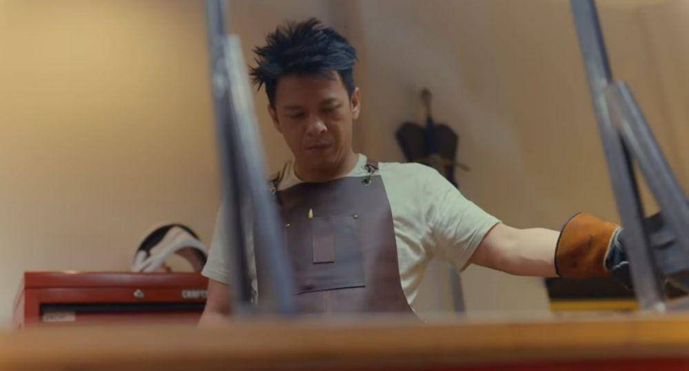 potret Ariel pakai apron tukang kayu (youtube.com/Ariel Noah)