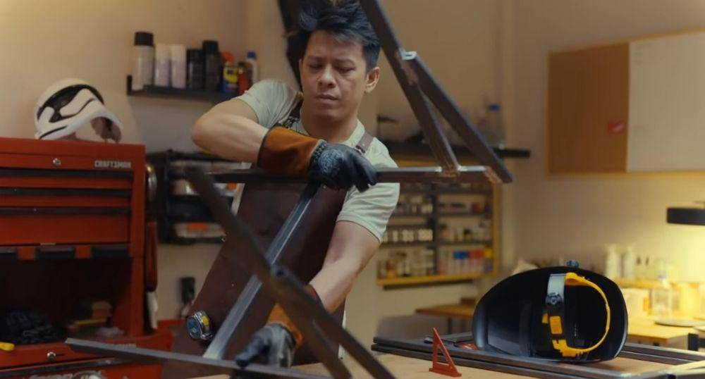 potret Ariel pakai apron tukang kayu (youtube.com/Ariel Noah)