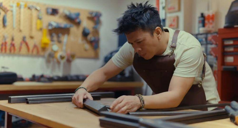 potret Ariel pakai apron tukang kayu (youtube.com/Ariel Noah)