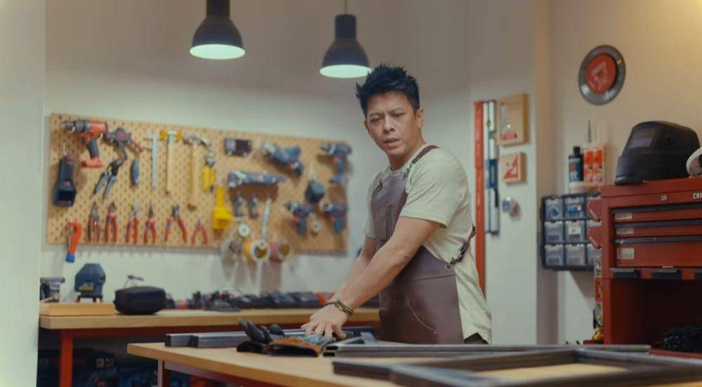 potret Ariel pakai apron tukang kayu (youtube.com/Ariel Noah)