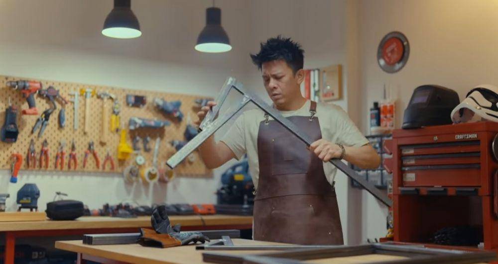 potret Ariel pakai apron tukang kayu (youtube.com/Ariel Noah)