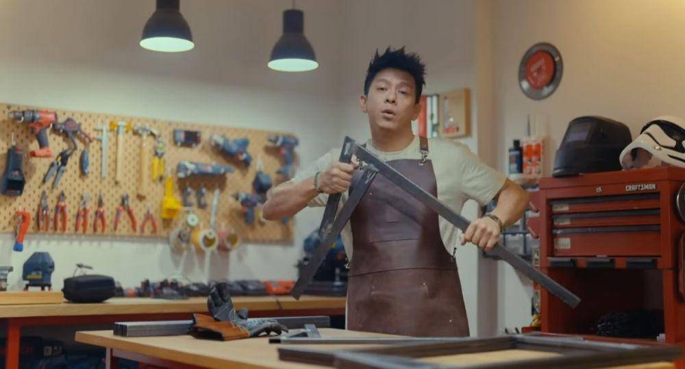potret Ariel pakai apron tukang kayu (youtube.com/Ariel Noah)