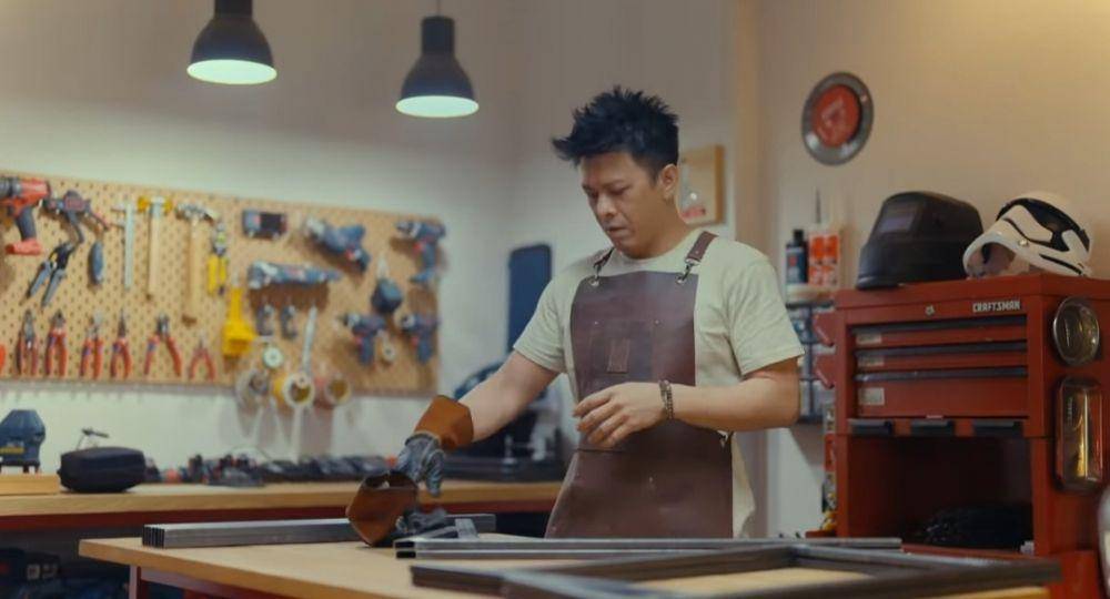 potret Ariel pakai apron tukang kayu (youtube.com/Ariel Noah)