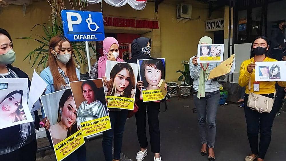 Para korban membawa poster terduga pelaku penipuan arisan bodong. Dok/istimewa