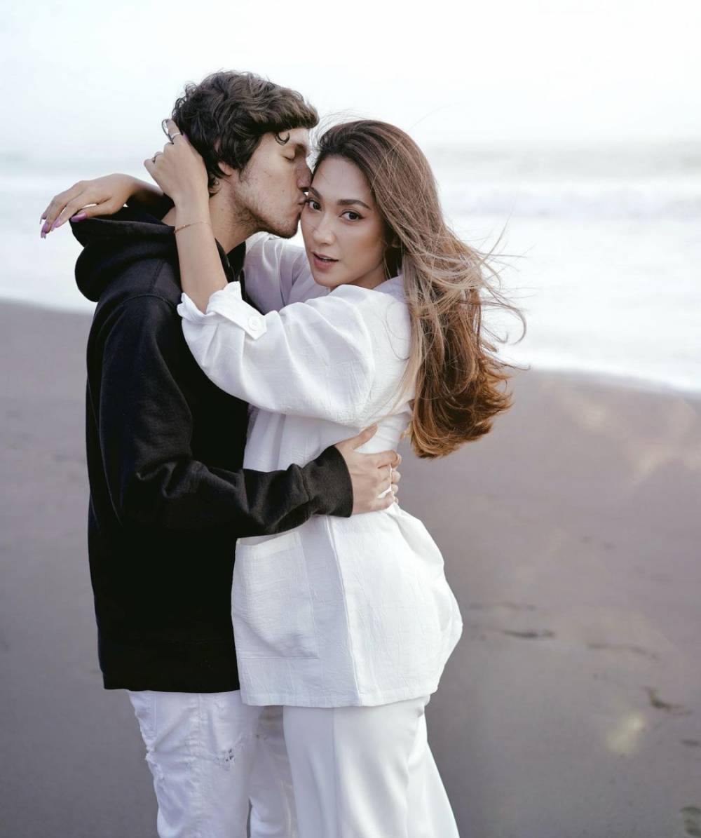 gaya mesra Dinda Kirana dan Naufal Samudra (instagram.com/itsnaufalsamudra)