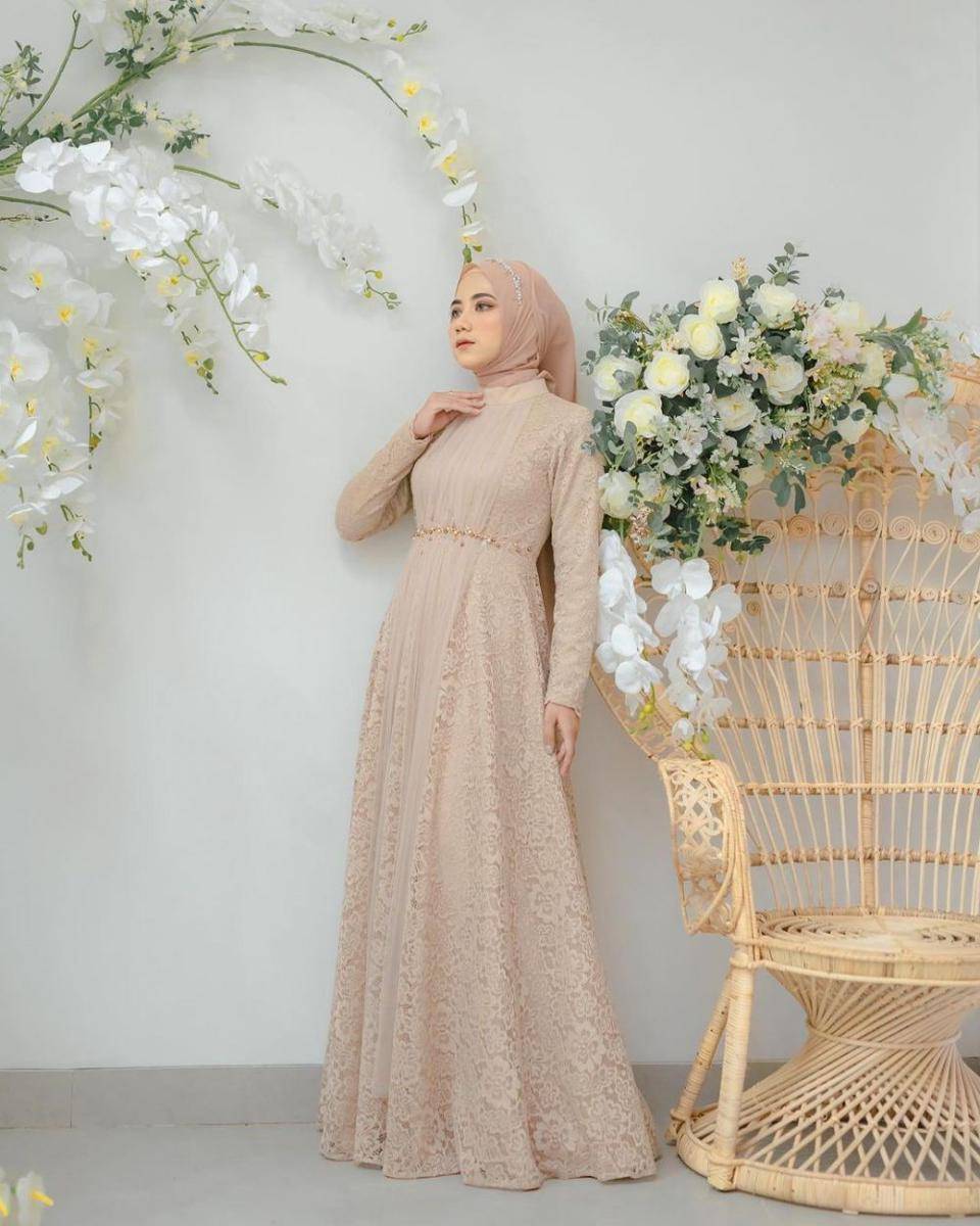 inspirasi gaun dan kebaya hijab untuk lamaran (instagram.com/syahnaqrt)