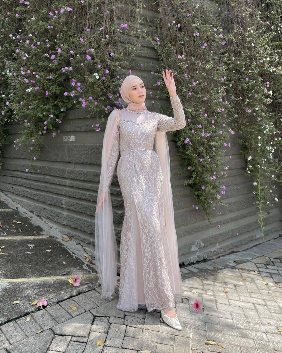inspirasi gaun dan kebaya hijab untuk lamaran (instagram.com/vinamaulina)