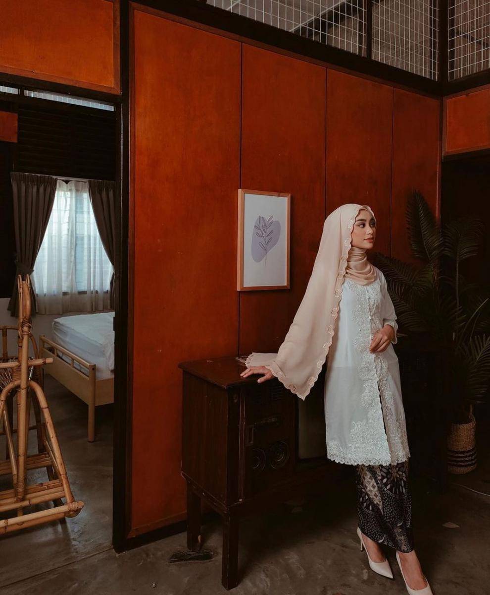 inspirasi gaun dan kebaya hijab untuk lamaran (instagram.com/saramuzam)
