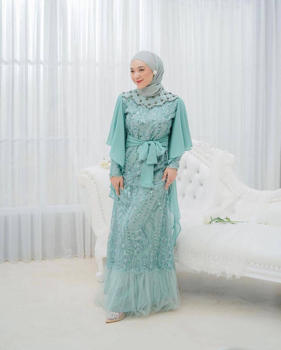 inspirasi gaun dan kebaya hijab untuk lamaran (instagram.com/luthfianahamidah)
