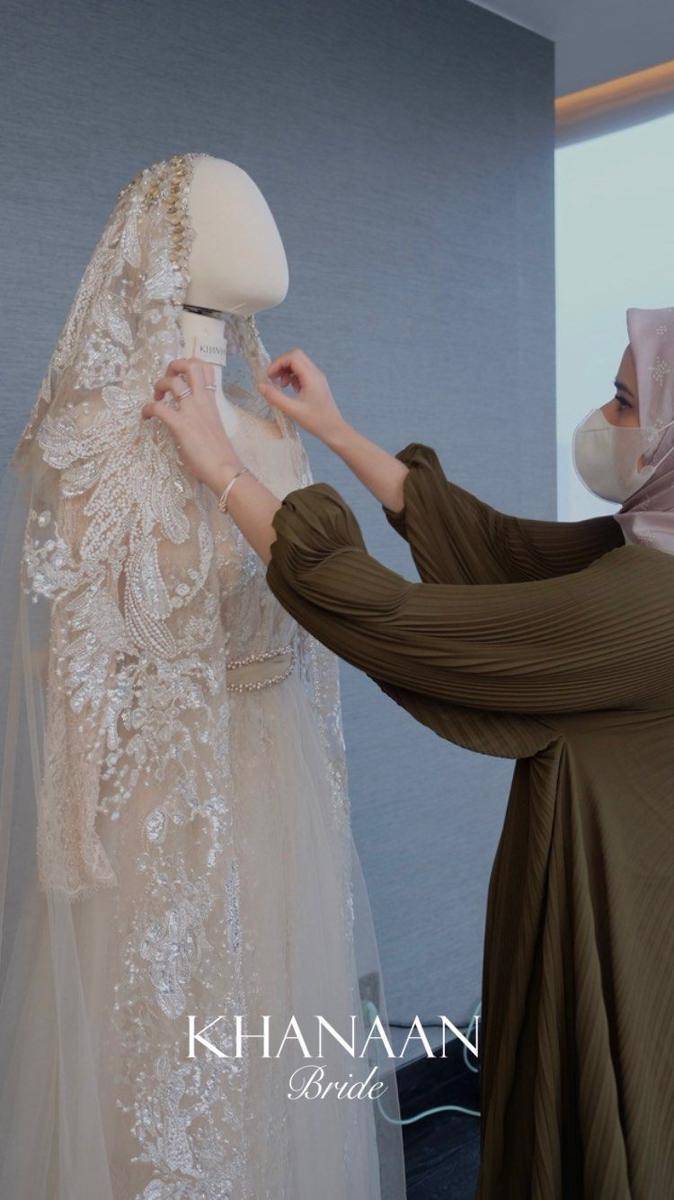 Gaun dan makeup resepsi nikah Mutiara Baswedan (instagram.com/khanaan.official)