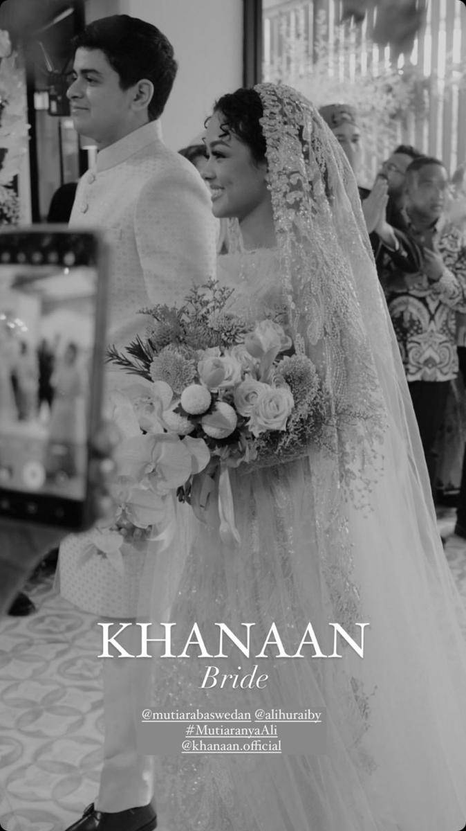 Gaun dan makeup resepsi nikah Mutiara Baswedan (instagram.com/khanaanshamlan)