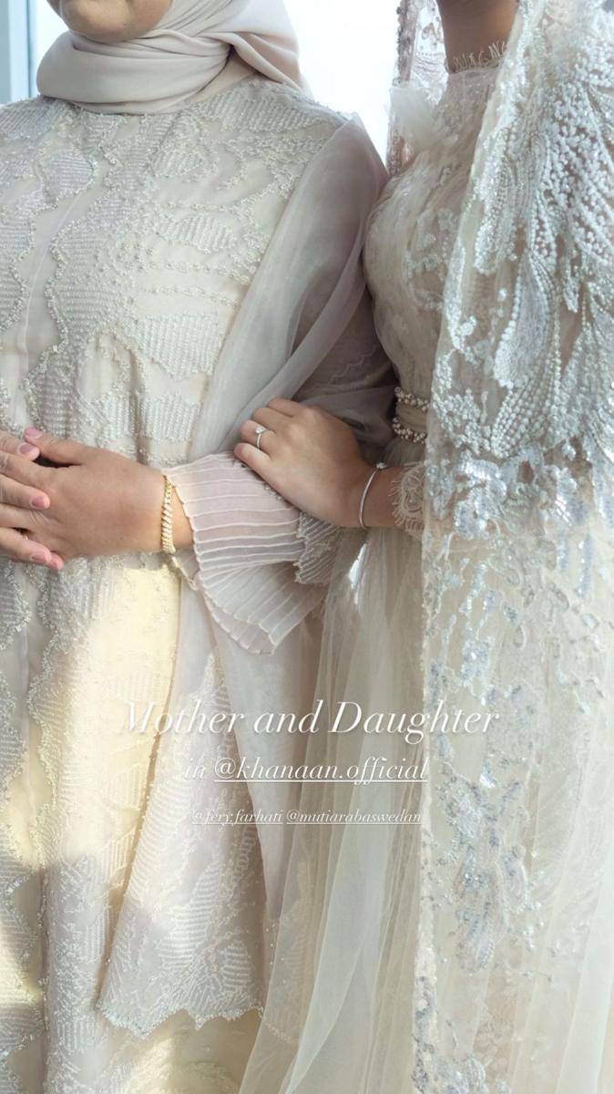 Gaun dan makeup resepsi nikah Mutiara Baswedan (instagram.com/khanaanshamlan)