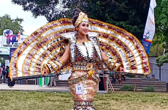 Ilutrasi kostum daur ulang (instagram.com/ernie_bequeen_makeup)