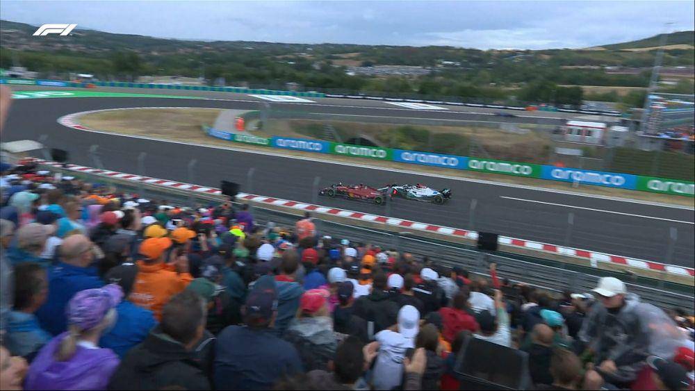 Charles Leclerc menyalip George Russell pada balapan GP Hungaria 2022. (twitter.com/F1)