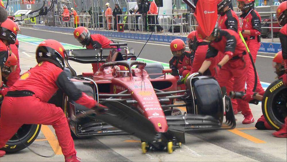 Charles Leclerc saat masuk pit untuk pergantian ban ke jenis hard pada GP Hungaria 2022. (twitter.com/F1)