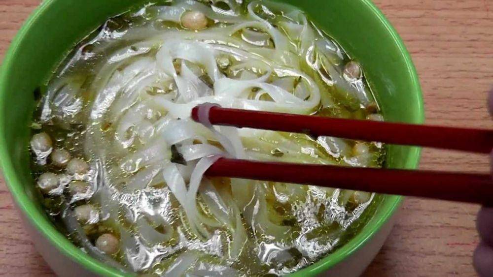 Oh! Ricey Instant Rice Noodles Pho Bo (youtube.com/avezan82)