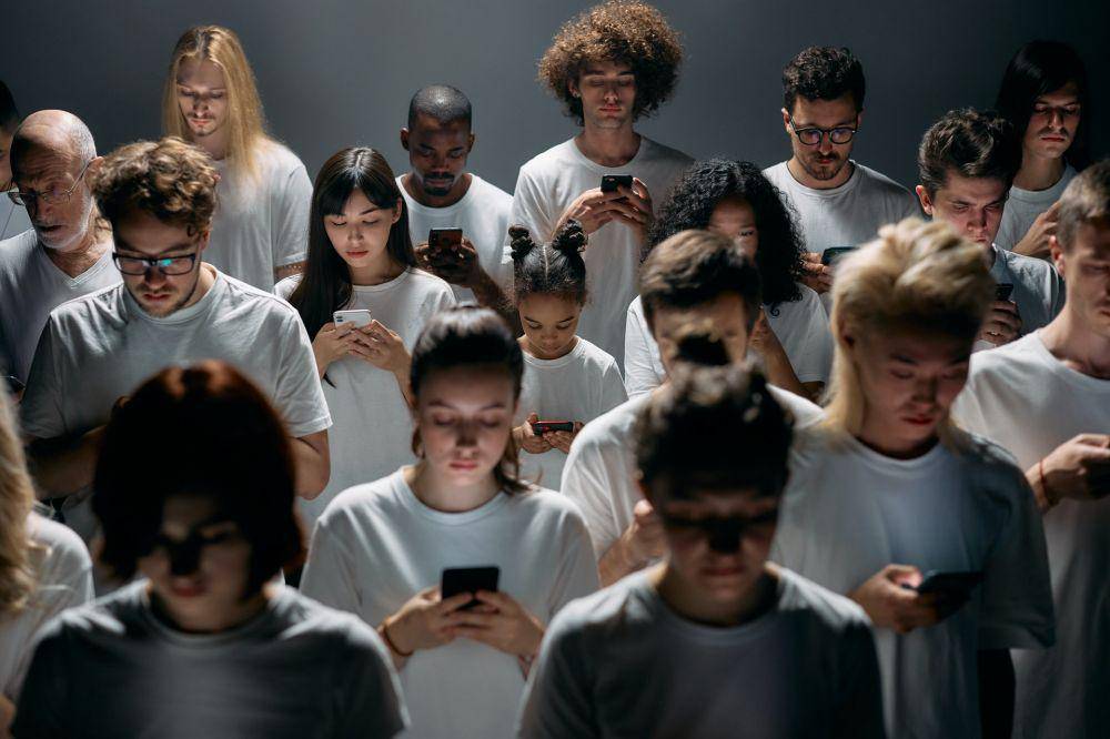 ilustrasi orang-orang menggunakan gadget (pexels.com/cottonbro)