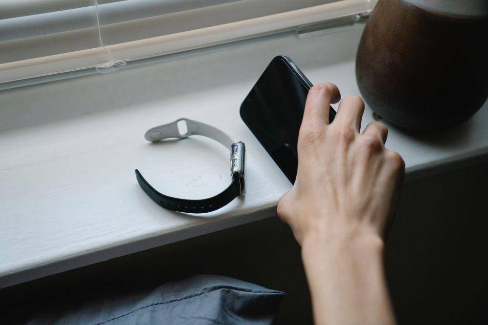ilustrasi seseorang meletakkan gadget (pexels.com/Eren Li)