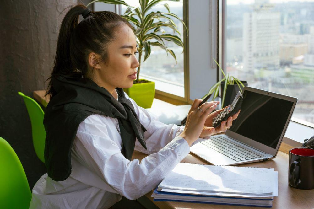 ilustrasi pekerja kantor (pexels.com/Mikhail Nilov)