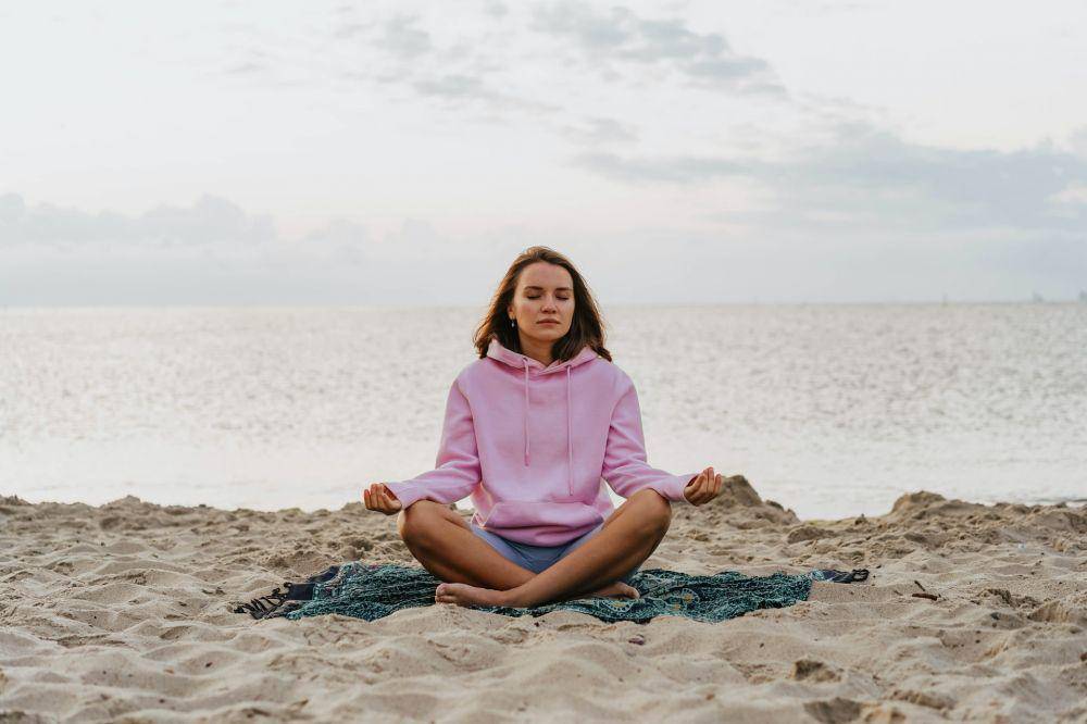 ilustrasi wanita melakukan meditasi (pexels.com/olia danilevich)