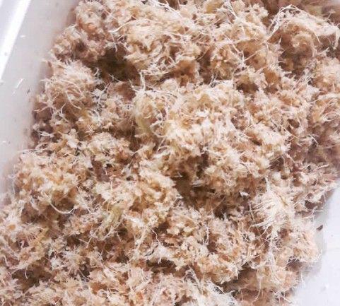 parutan lengkuas untuk dimasukkan ke dalam rebusan daging ayam (instagram.com/christina_soesilo)