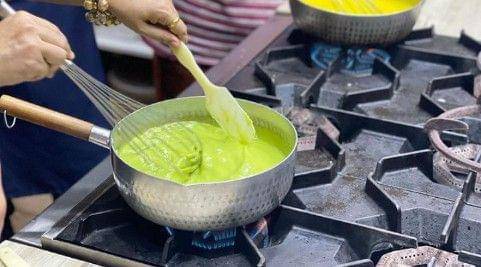 ilustrasi membuat adonan lapisan hijau (instagram.com/cikgugarang.cg)