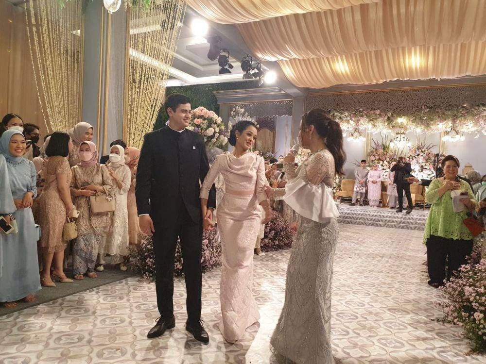 Gaun dan makeup resepsi nikah Mutiara Baswedan (IDN Times/Uni Lubis)