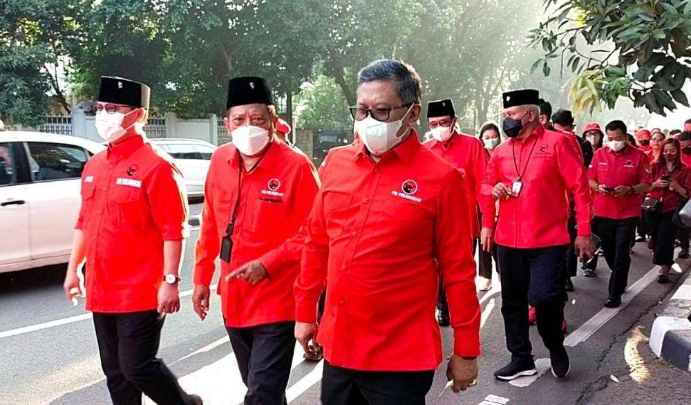 PDIP daftar Pemilu 2024 dengan berjalan kaki ke KPU. Foto: IDN Times/Ilman Nafian