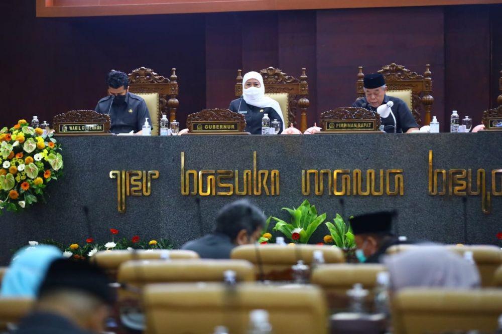 Gubernur Jatim, Khofifah Indar Parawansa saat Rapat Paripurna Perubahan Perda Penanaman Modal, Senin (1/8/2022). Dok. Humas Pemprov Jatim.