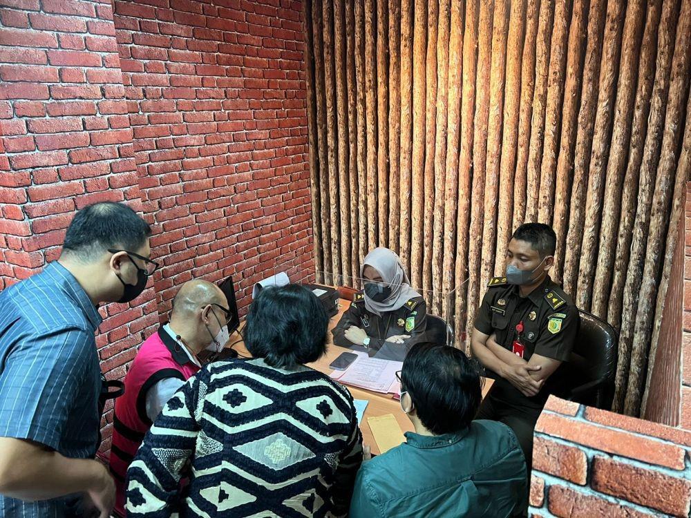 Tim Jaksa Penyidik pada Direktorat Penyidikan Jaksa Agung Muda Bidang Tindak Pidana Khusus (JAM PIDSUS) Kejaksaan Agung telah melaksanakan Serah Terima Tanggung Jawab Tersangka dan Barang Bukti (Tahap II) atas 5 (lima) berkas perkara Tersangka dalam Perkara Dugaan Tindak Pidana Korupsi dalam Pemberian Fasilitas Ekspor Crude Palm Oil (CPO) dan Turunannya pada bulan Januari 2021 sampai dengan Maret 2022 kepada Jaksa Penuntut Umum pada JAM PIDSUS dan Kejaksaan Negeri Jakarta Pusat (dok. Humas Kejag