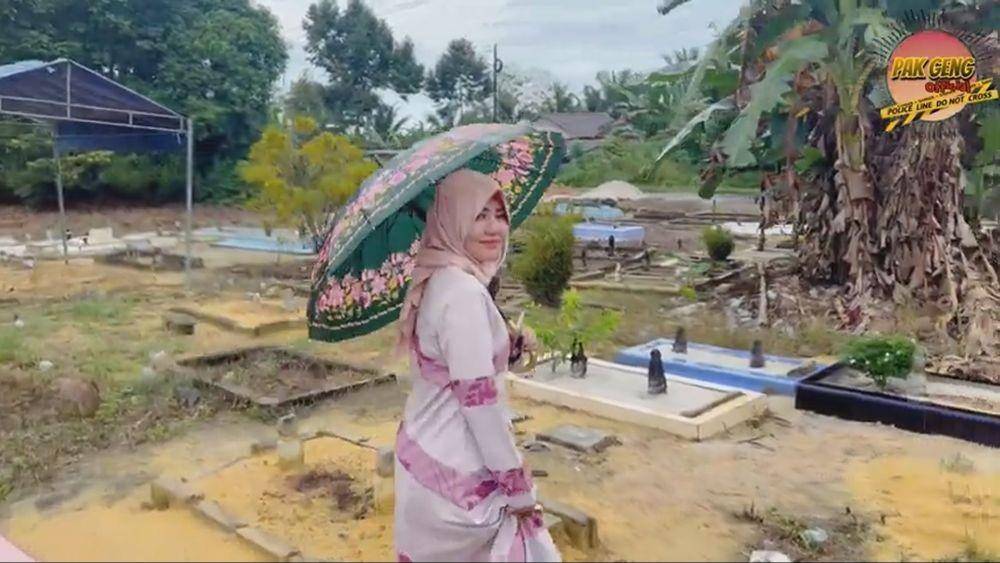 Via Vallen ziarah ke makam mertua (youtube.com/chevrayo)