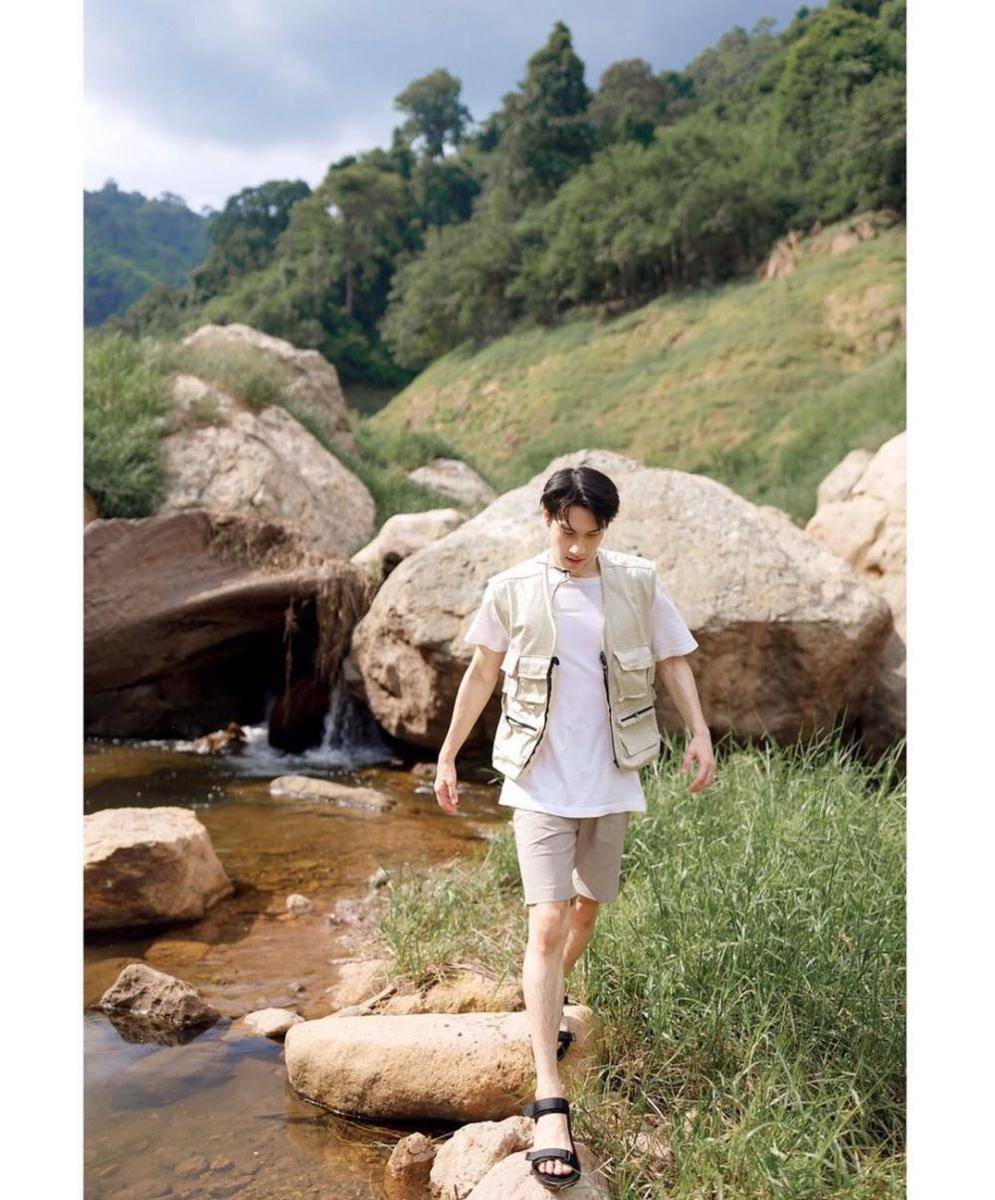 outfit liburan kasual ala Bright Rapheephong (instagram.com/brightrpp)