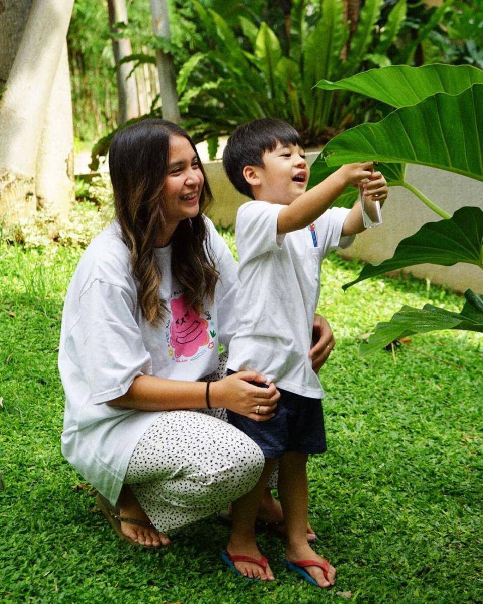 potret Putri Titian saat momong anak (instagram.com/putrititian)