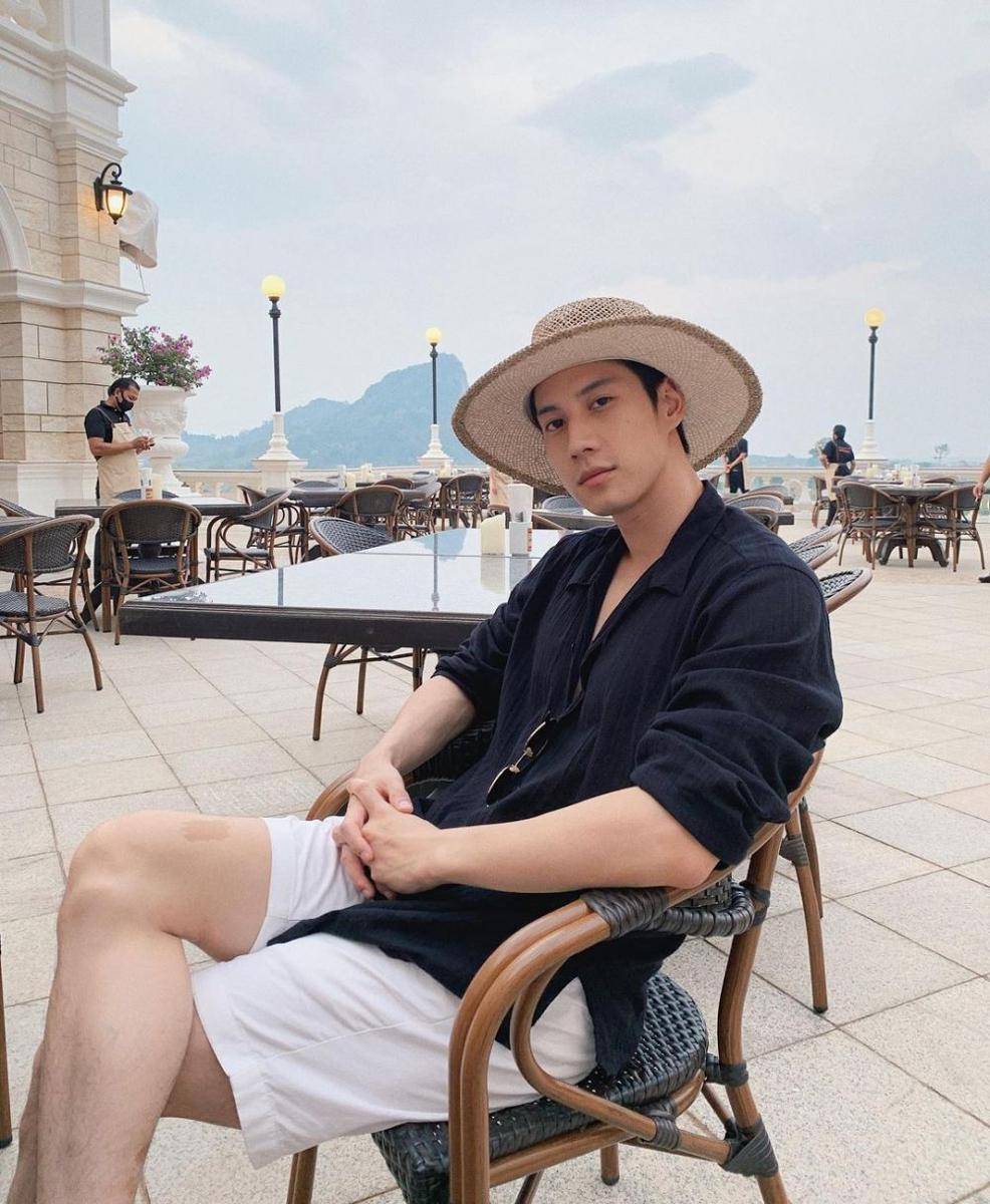 outfit liburan kasual ala Bright Rapheephong (instagram.com/brightrpp)