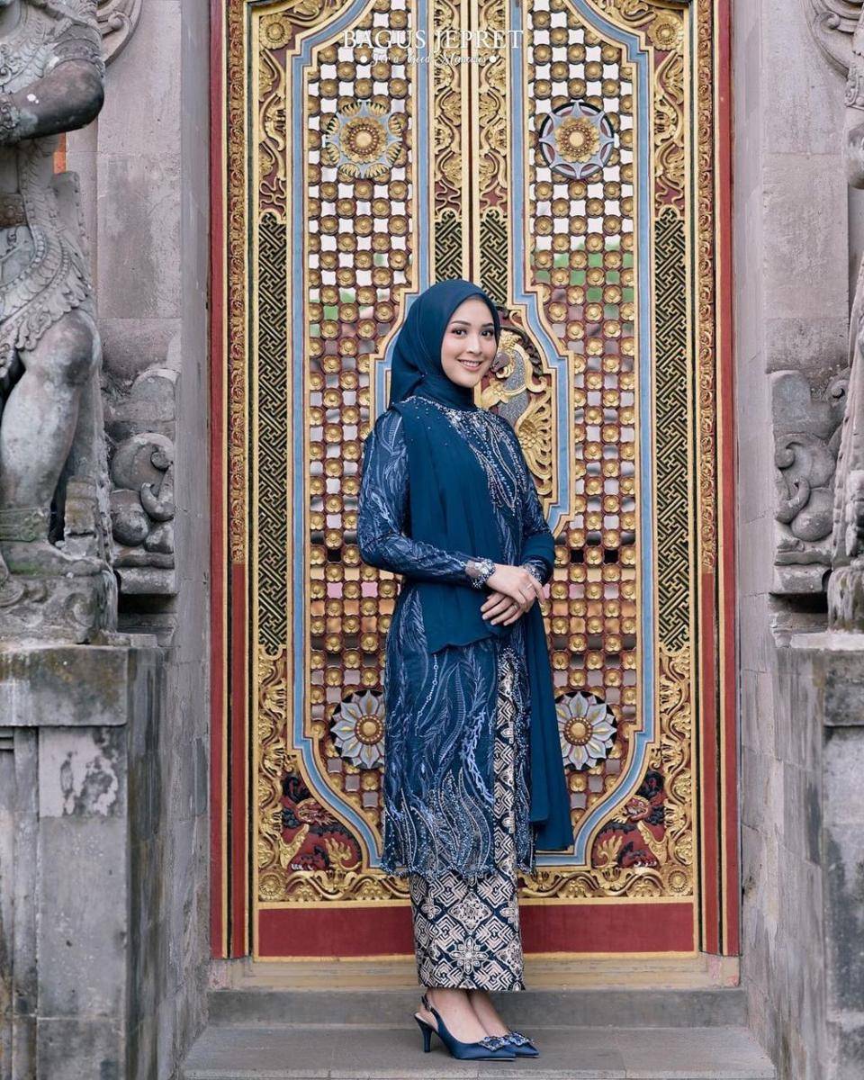 inspirasi kebaya formal warna biru (@bagusjepret via instagram.com/delmiraprabu)