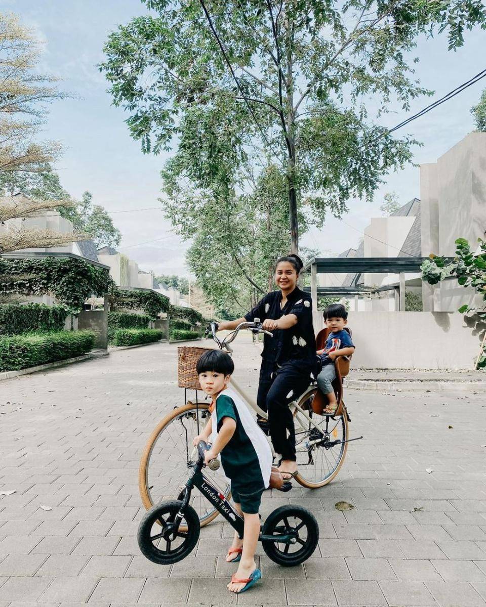 potret Putri Titian saat momong anak (instagram.com/putrititian)
