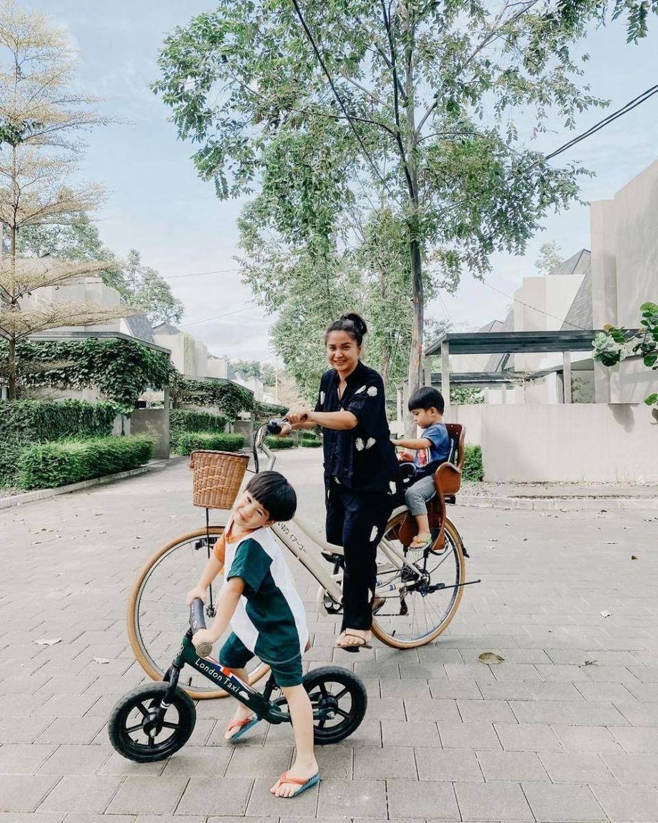 potret Putri Titian saat momong anak (instagram.com/putrititian)
