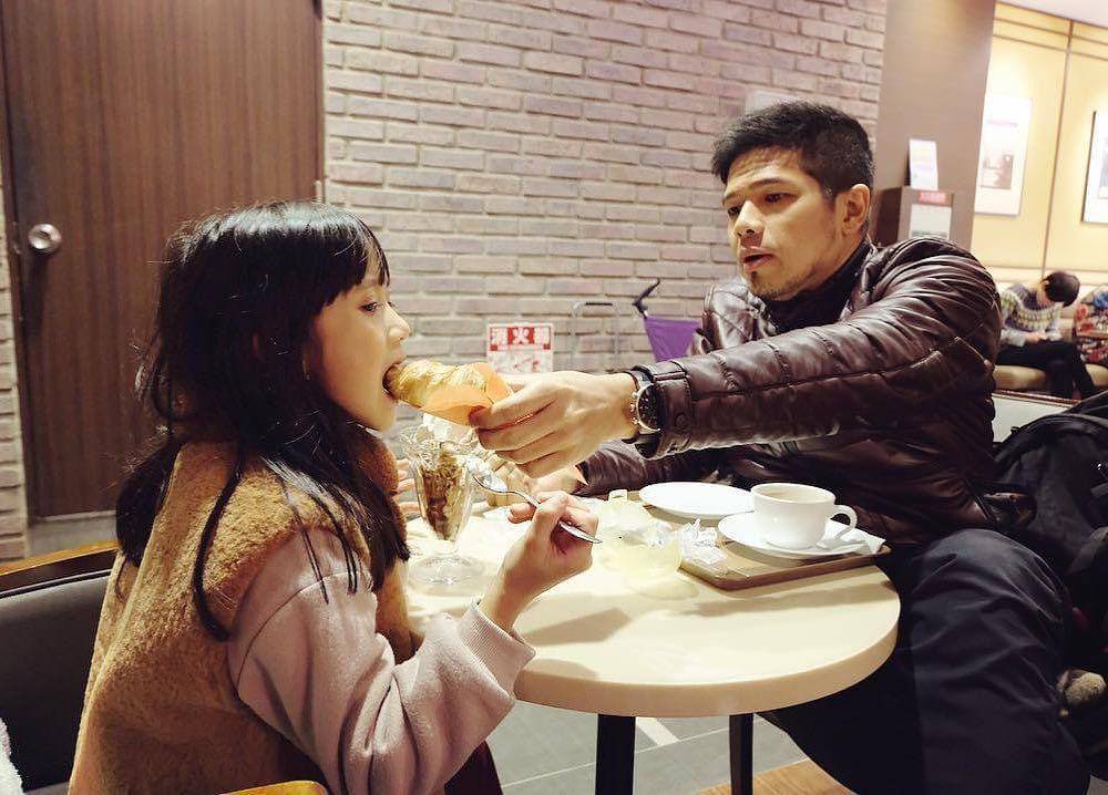 Abbey sedang disuapi oleh ayahnya. (instagram.com/abbeyabiela)