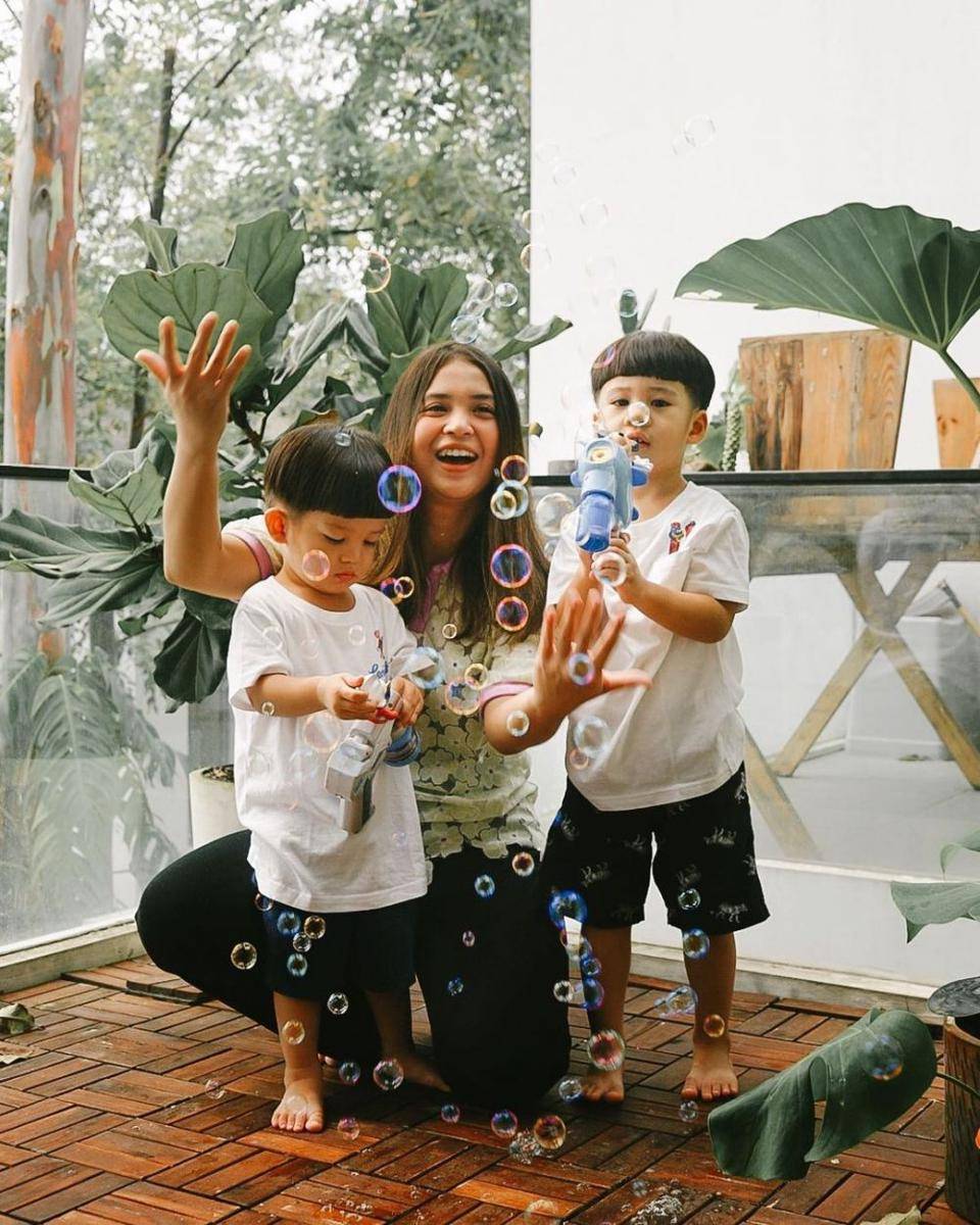 potret Putri Titian saat momong anak (instagram.com/putrititian)
