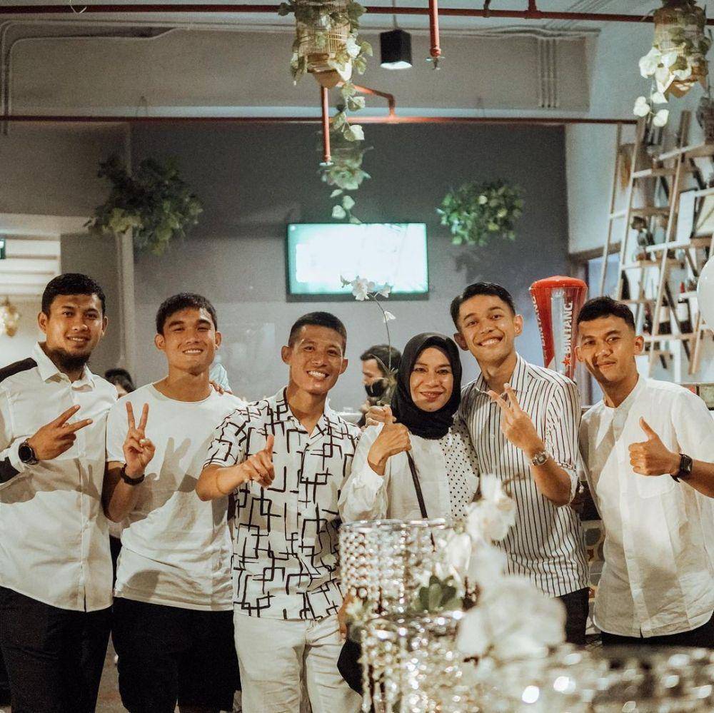 potret Fajar Alfian dengan pemain Persib (instagram.com/fajaralfian95)