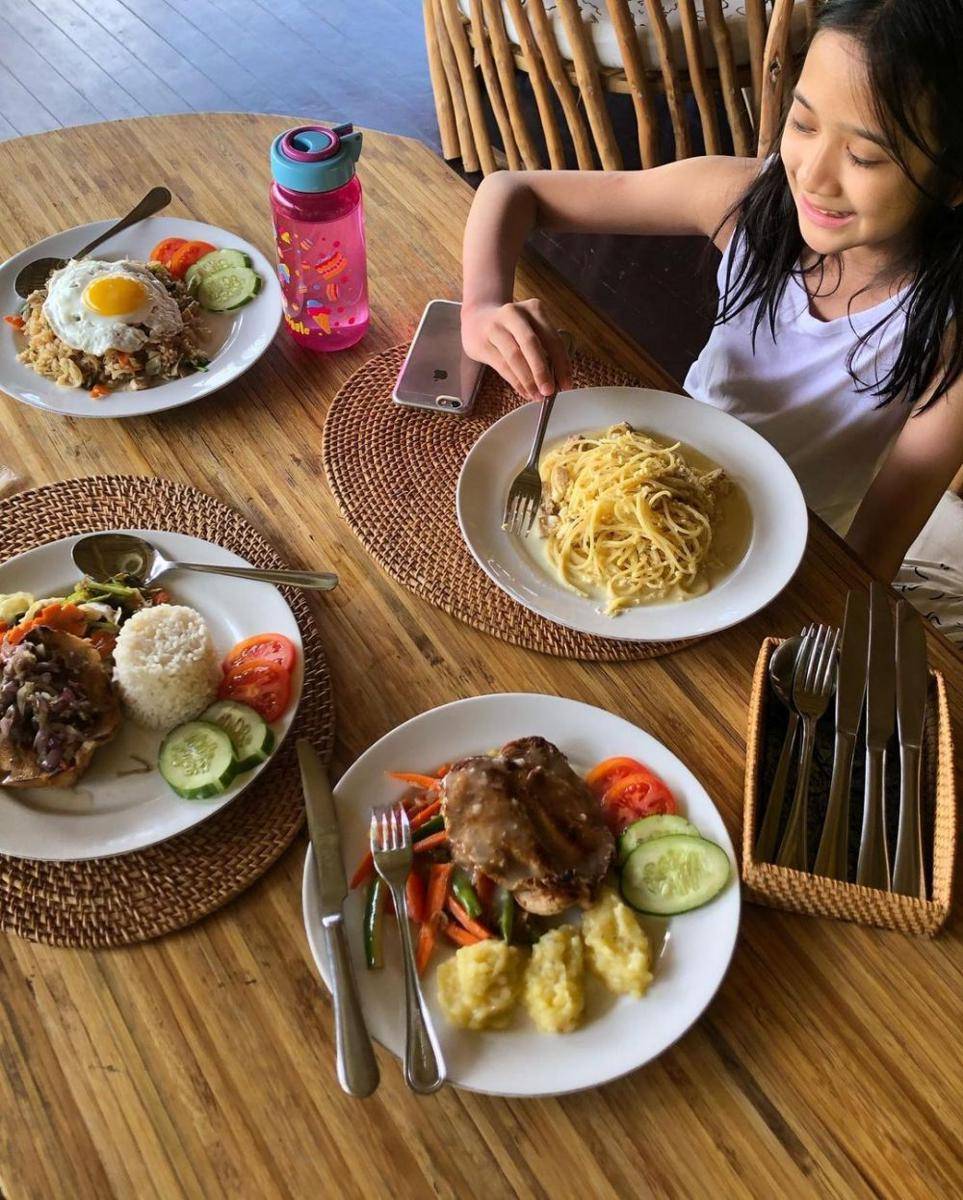 Abbey sedang menikmati spaghetti (instagram.com/abbeyabiela)