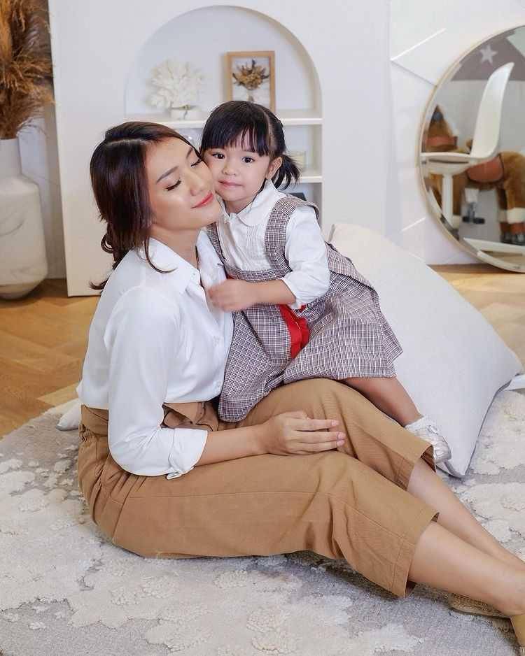 outfit ke kantor ala Anissa Aziza (instagram.com/anissaaziza)