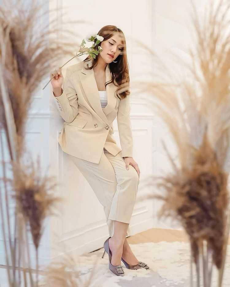 outfit ke kantor ala Anissa Aziza (instagram.com/anissaaziza)