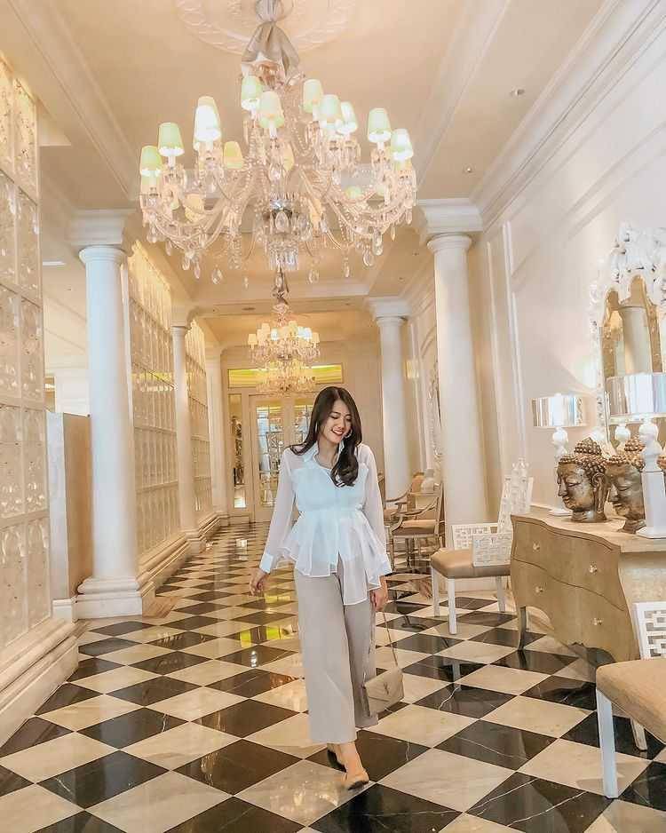 outfit ke kantor ala Anissa Aziza (instagram.com/anissaaziza)