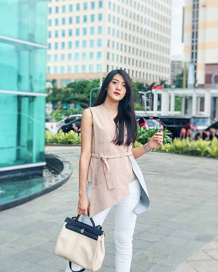 outfit ke kantor ala Anissa Aziza (instagram.com/anissaaziza)