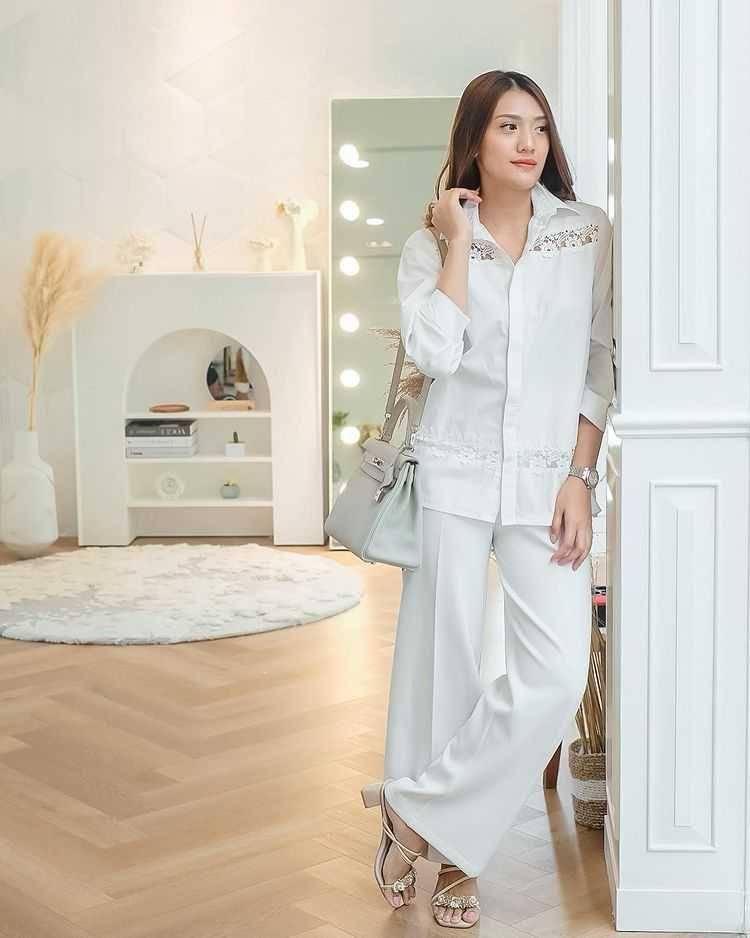 outfit ke kantor ala Anissa Aziza (instagram.com/anissaaziza)