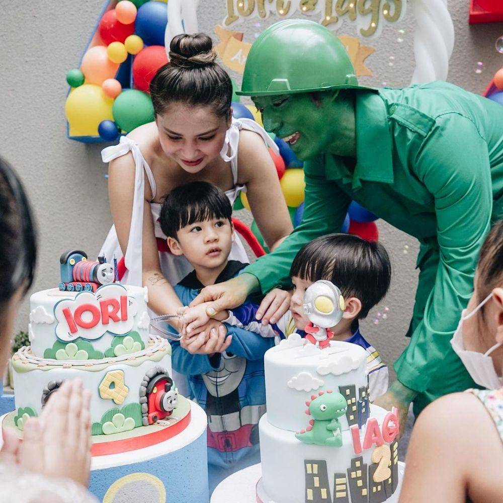 potret Putri Titian saat momong anak (instagram.com/putrititian)