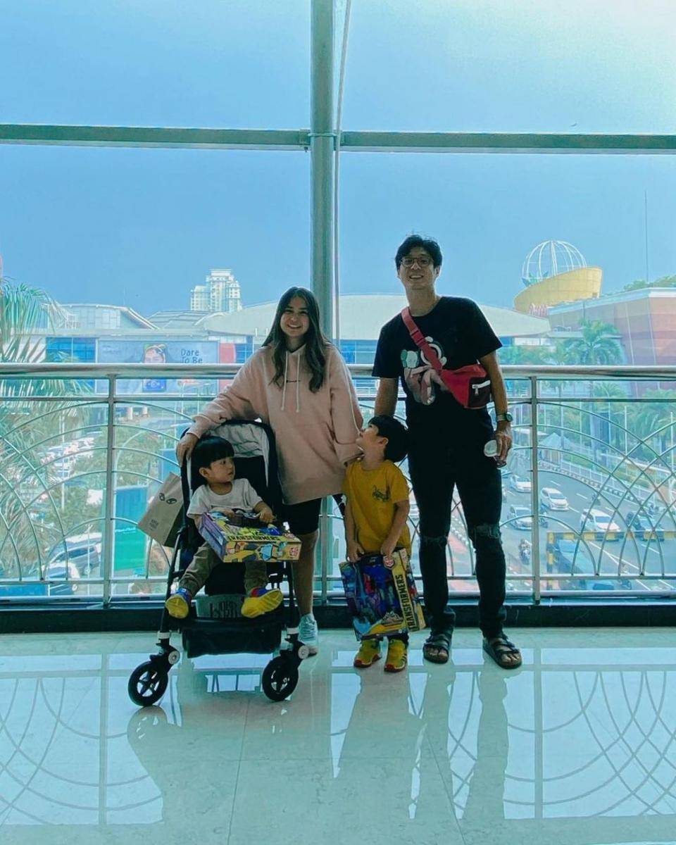 potret Putri Titian saat momong anak (instagram.com/putrititian)