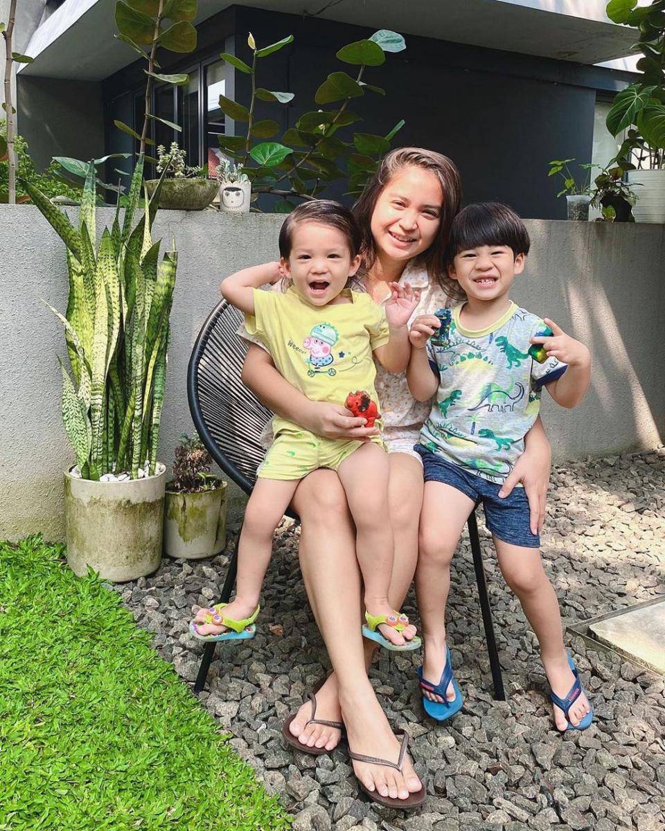 potret Putri Titian saat momong anak (instagram.com/putrititian)