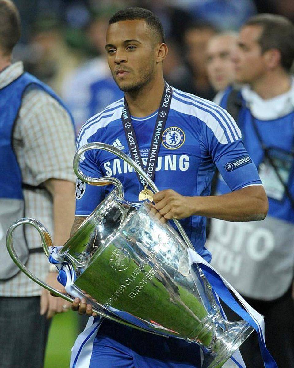 Ryan Bertrand dengan trofi Champions League (instagram.com/iamryanbertrand)